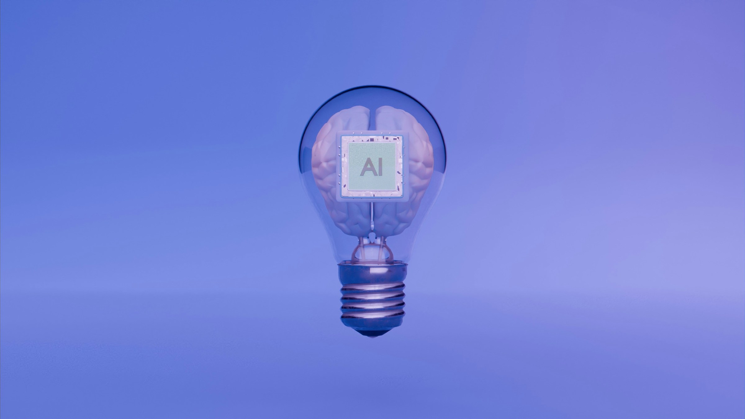 Illustrazione 3D di una lampadina con un cervello umano al suo interno, al centro un chip con la scritta "AI", su sfondo blu-violetto.