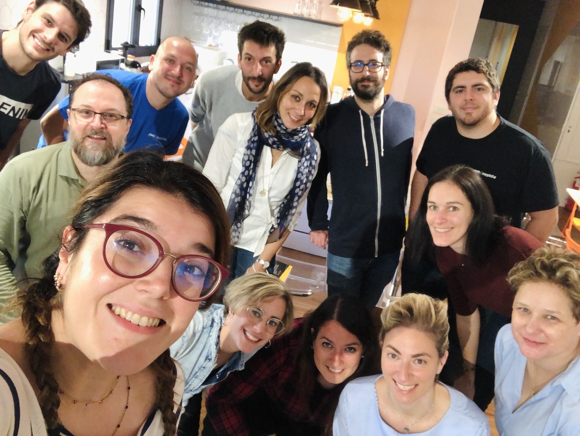 Il team Nephila sorridente posa per una foto di gruppo.