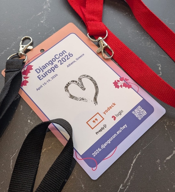 Badge per i volontari di DjangoCon Europe 2026 con cordino rosso.