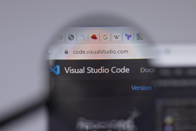 Logo di Visual Studio Code su una pagina web con sfondo sfocato