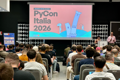 Sala gremita all'apertura di PyCon Italia 2026 a Bologna, sullo schermo la slide con le date della conferenza.