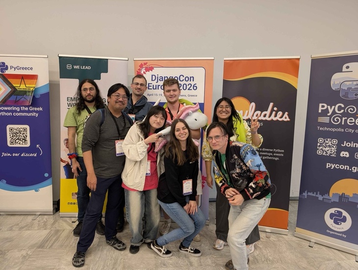 Partecipanti a DjangoCon Europe 2026 davanti ai banner di PyGreece e PyLadies.